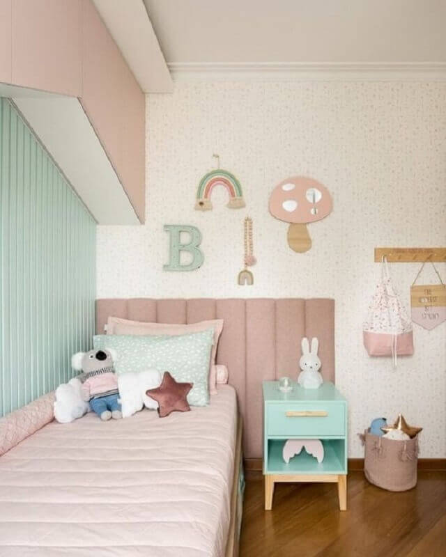 Cabeceira solteiro rosa para quarto infantil decorado com lambri de madeira pintado de verde pastel Foto Studio Farfalla