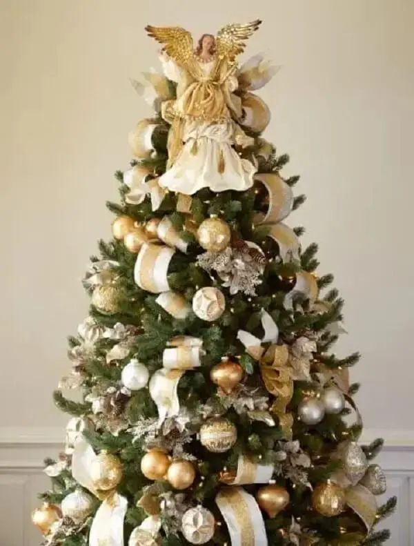 Cada enfeite da árvore de natal dourada pode ser decidido em conjunto com a sua família. Fonte: Art Stage