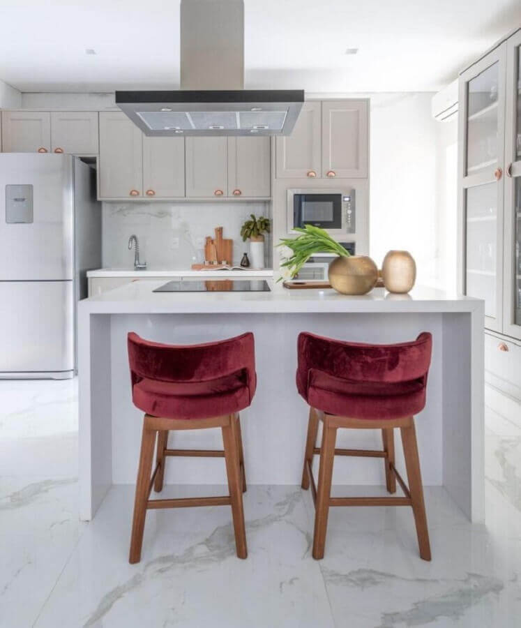 cadeira estofada de veludo para decoração de cozinha de luxo com ilha branca Foto Bordin e Soares Interiores