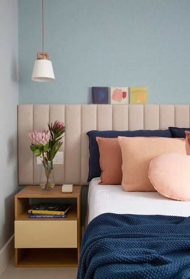 Cama com cabeceira rosa e varias almofadas para decoração de quarto azul moderno Foto Amanda Miranda Arquitetura