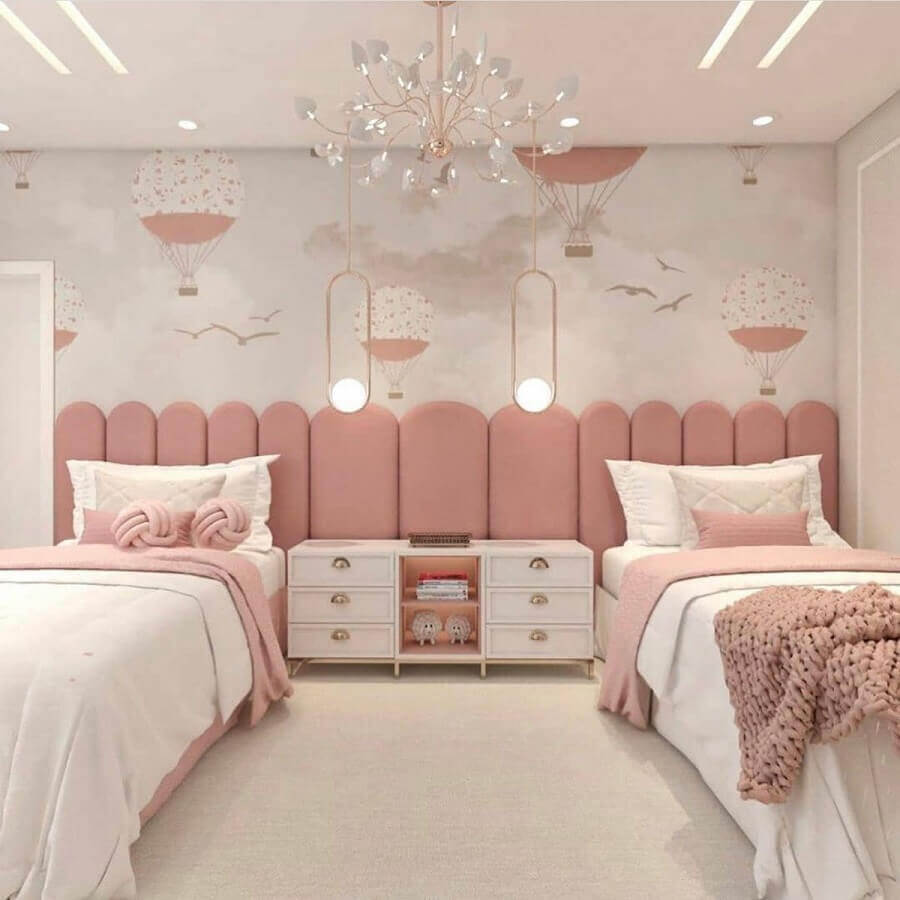 Cama com cabeceira rosa para quarto compartilhado decorado com papel de parede delicado Foto Truque de Mulher