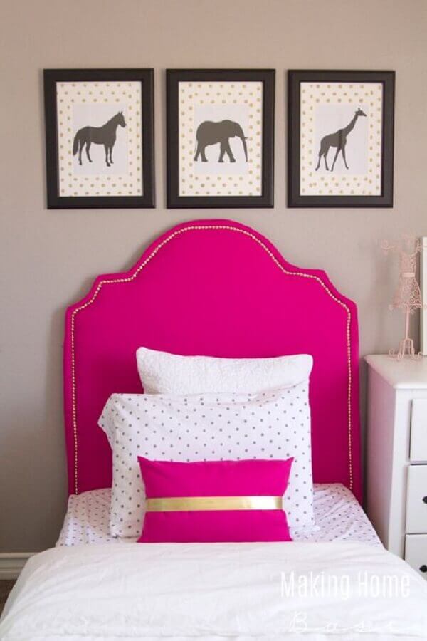 Cama com cabeceira rosa pink para decoração de quarto de solteiro Foto Making Home Base