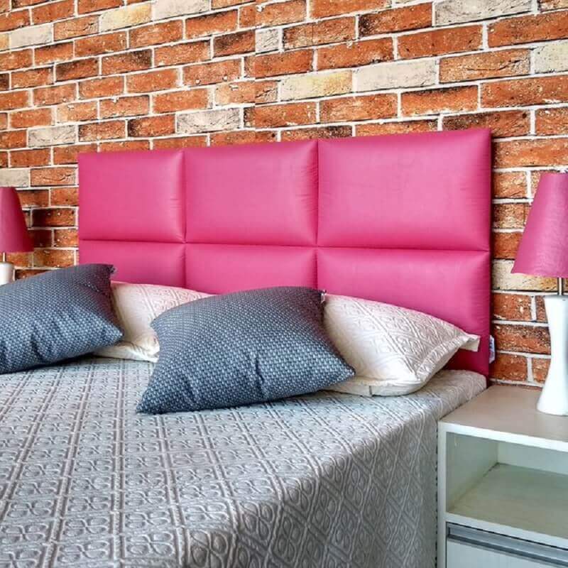 Cama com cabeceira rosa pink para quarto decorado com parede de tijolinho rústica Foto Painel RBL