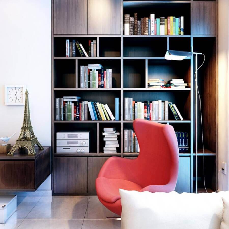 cantinho de leitura decorado com poltrona moderna e armário para livros Foto V-Consultancy