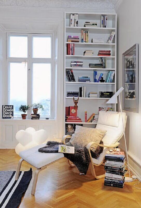 Cantinho de leitura simples decorado com poltrona confortável e armário para livros Foto Modelo Empreendimentos