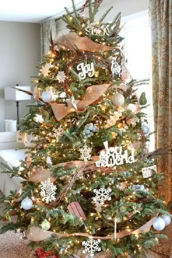 Capriche na decoração da sua árvore de natal dourada. Fonte: Jeanette Snazzy Little Things