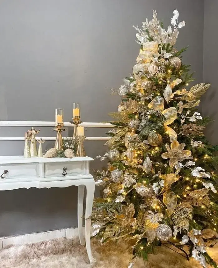 Coloque sua árvore de natal dourada e prata ao lado do aparador da sala. Fonte: Empório das Flores
