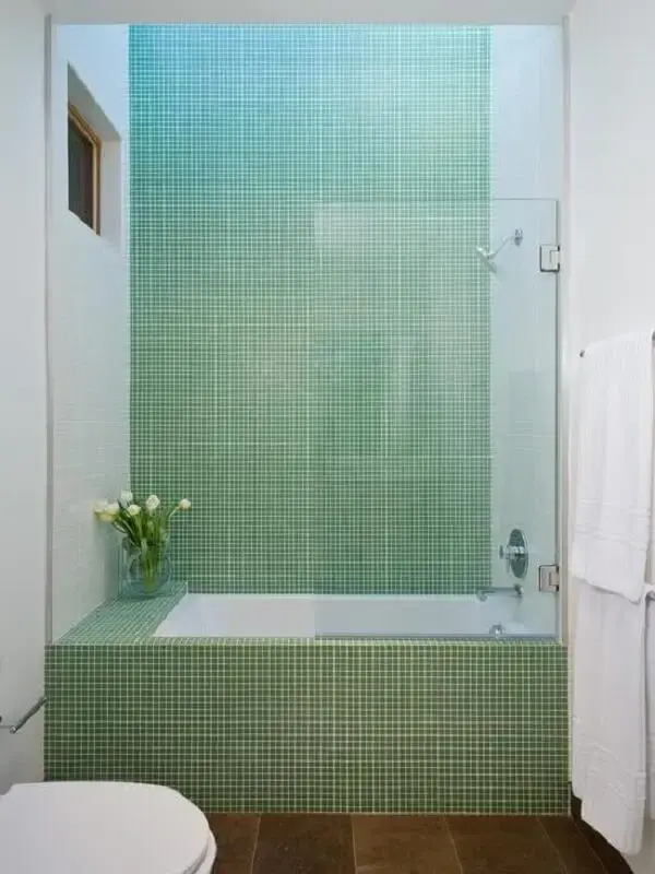 Com alguns truques, é possível ter um banheiro com banheira simples. Fonte: Decor Fácil