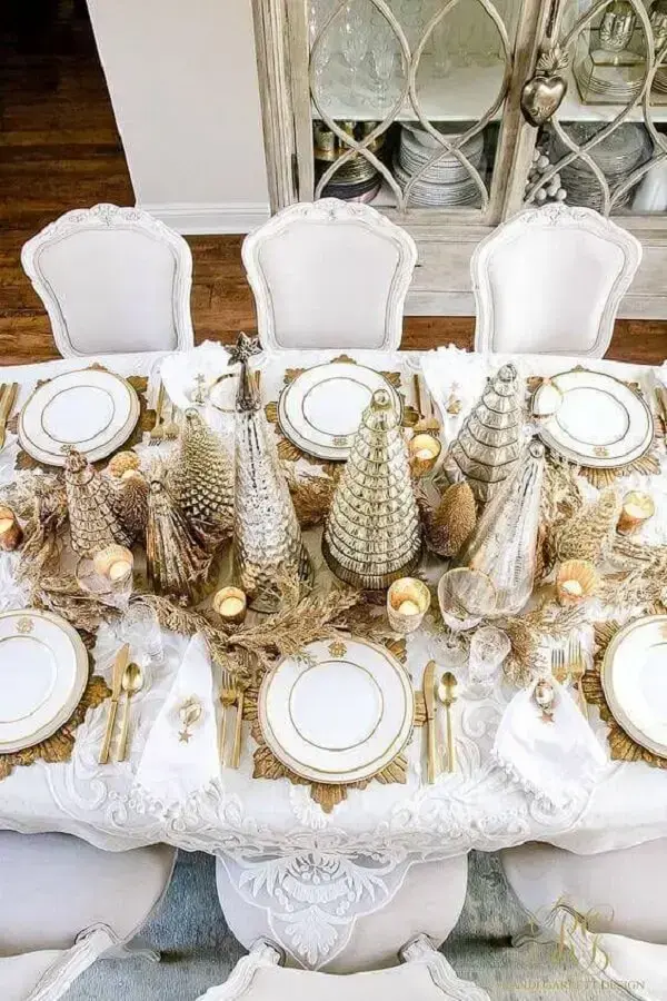Combine a mini árvore de natal dourada com outros elementos dourados na hora de compor o décor da mesa de jantar. Fonte: Randi Garrett Design