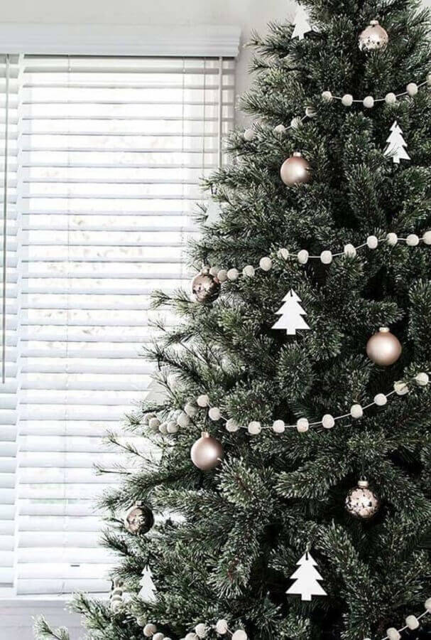 Como montar a árvore de Natal minimalista com enfeites prateados Foto Homey Oh My