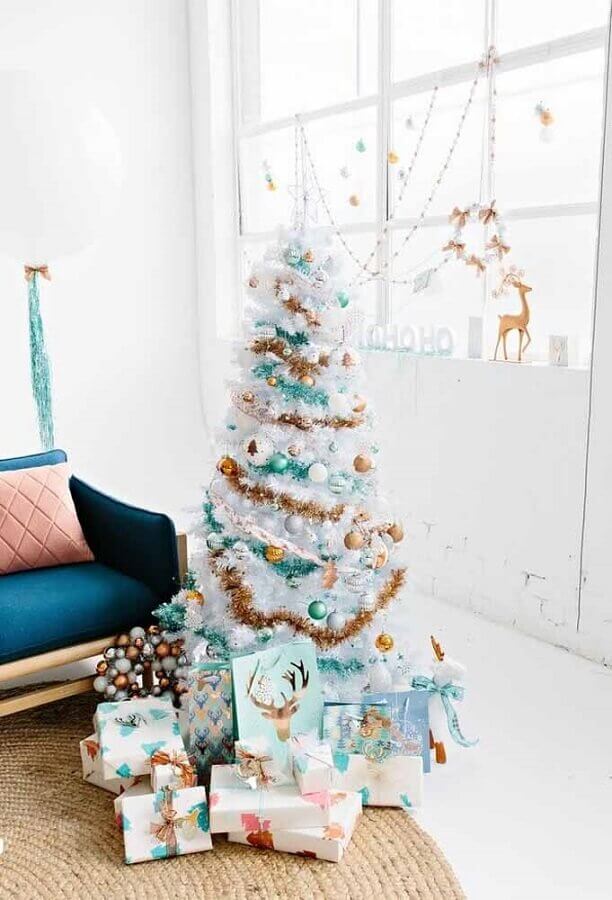 Como montar árvore de Natal branca com enfeite azul e dourado Foto Decor Fácil