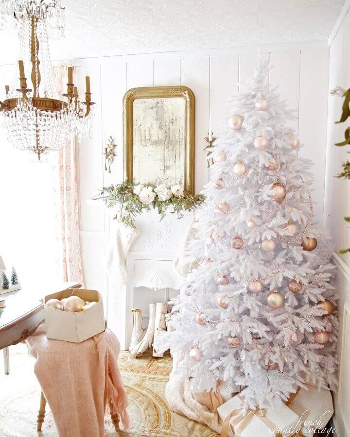 Como montar árvore de Natal branca com enfeites rose gold para decoração de sala clean Foto Courtney Allison