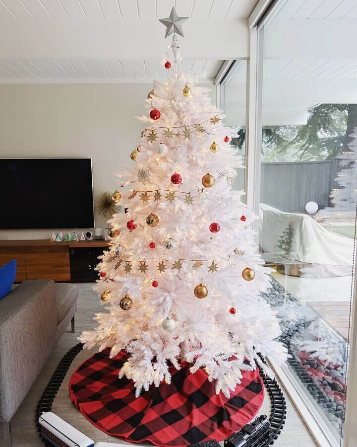 Como montar árvore de Natal branca com enfeites vermelhos e dourados Foto Decor Fácil