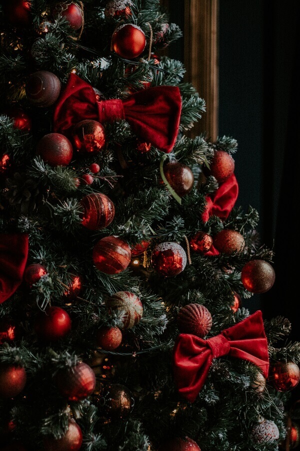 Como montar árvore de Natal clássica com enfeites vermelhos Foto Unsplash