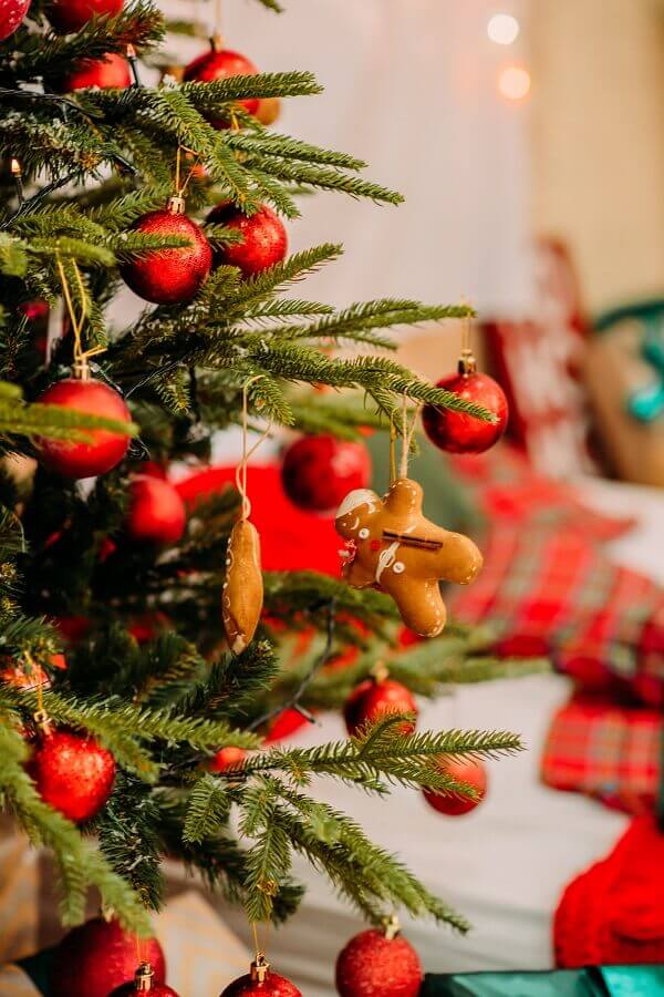 Como montar árvore de Natal com bolas vermelhas e biscoitos natalinos de artesanato Foto Unsplash
