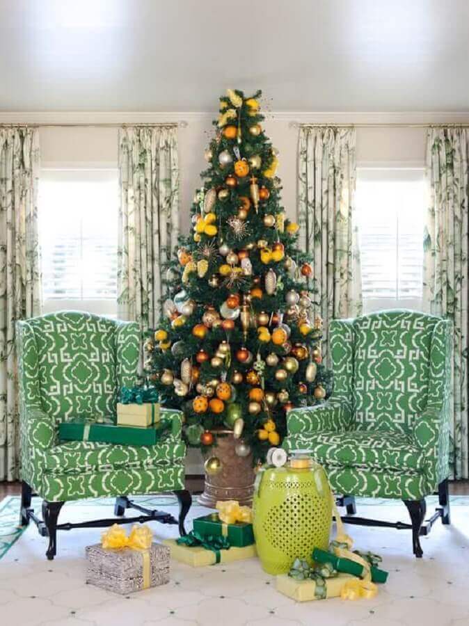 Como montar árvore de Natal com enfeites amarelos e laranja Foto YellowHome