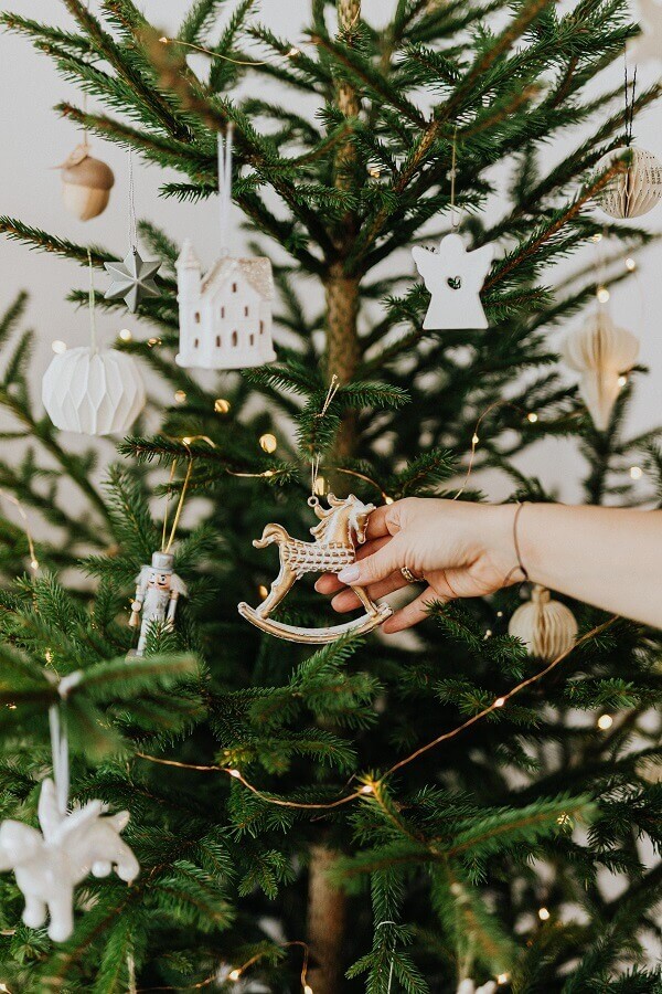 Como montar árvore de Natal com enfeites diferentes Foto Pexels