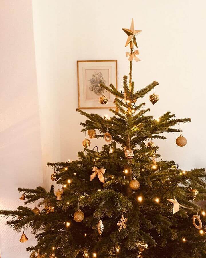 Como montar árvore de Natal com enfeites dourados Foto Chelena