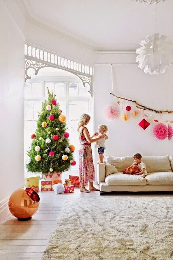  Como montar árvore de Natal com enfeites grandes e coloridos Foto Decor Fácil