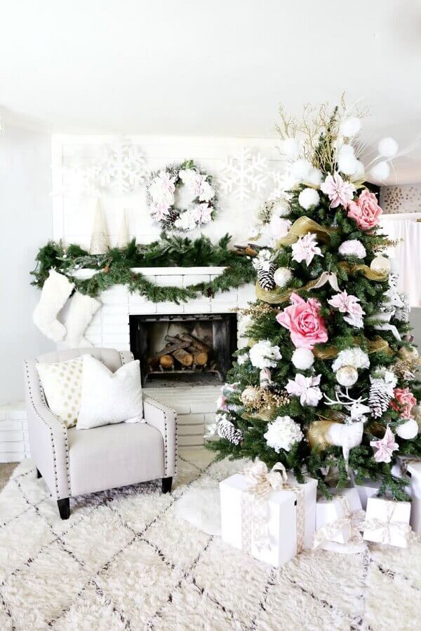 Como montar árvore de Natal com enfeites grandes para sala branca com lareira Foto Curated Interior