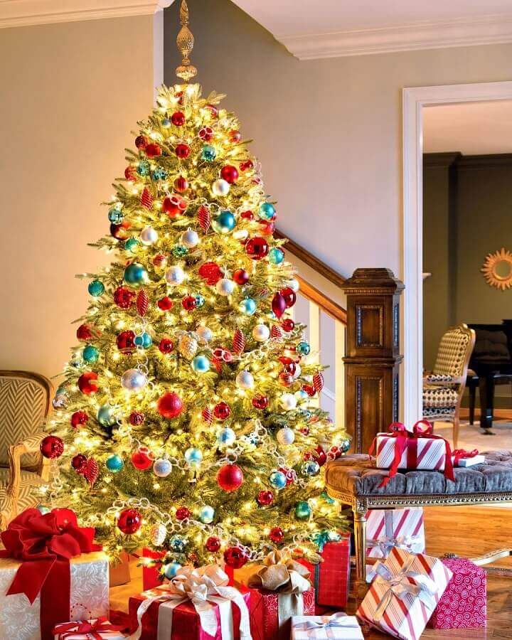 Como montar árvore de Natal grande com enfeites azuis prateados e vermelhos Foto Southern Lady Magazine
