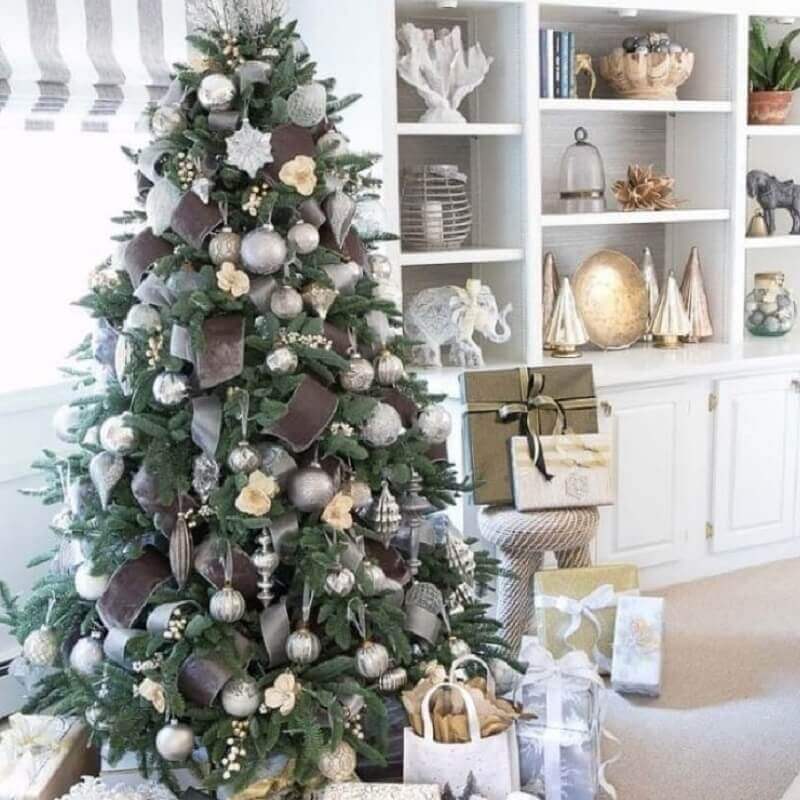 Como montar árvore de Natal moderna com enfeites prateados Foto Christmas Addict