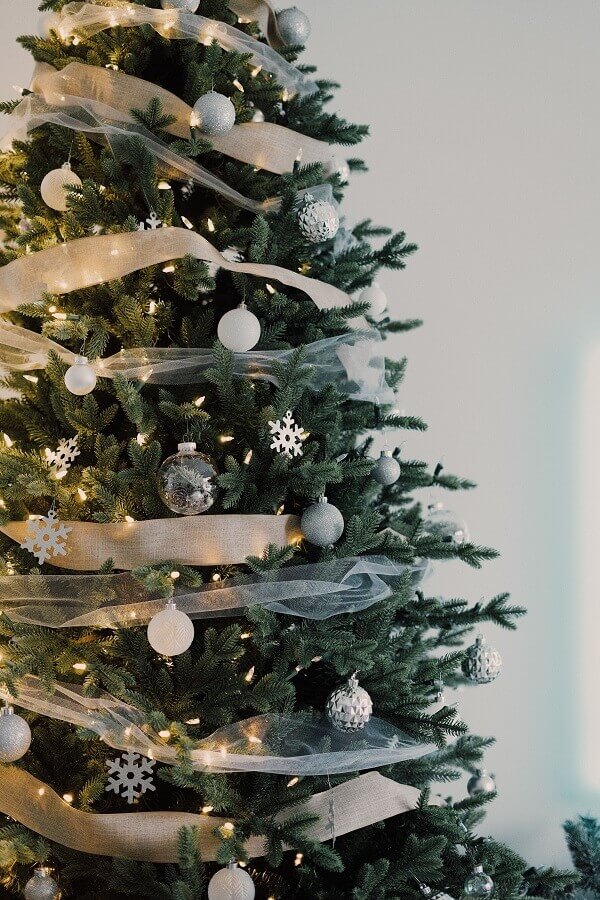 Como montar árvore de Natal moderna com fitas e enfeites prateados Foto Unsplash