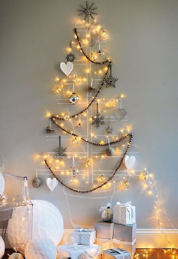 Como montar árvore de Natal na parede com pisca pisca para decoração simples Foto Casa de Valentina