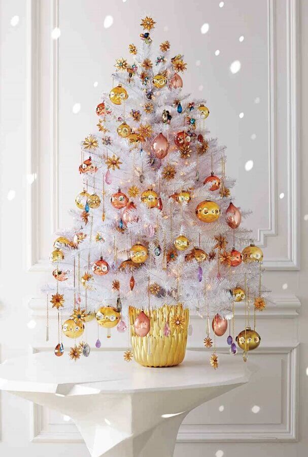 Como montar árvore de Natal pequena e branca com enfeites dourados e rose Foto Martha Stewart