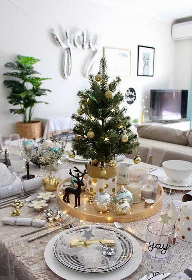 Como montar árvore de Natal pequena para decorar mesa de jantar Foto Curated Interior