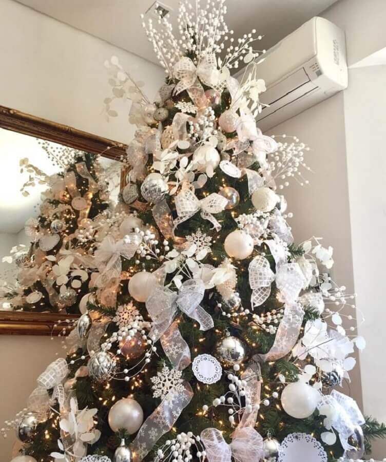 Como montar uma árvore de Natal perfeita com enfeites brancos e prata Foto Erica Dollinger