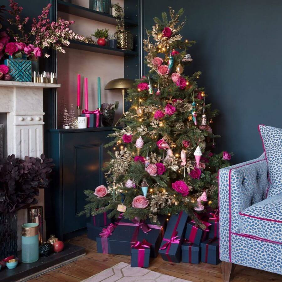 Como montar uma árvore de Natal perfeita com enfeites cor de rosa Foto Emilly Murray