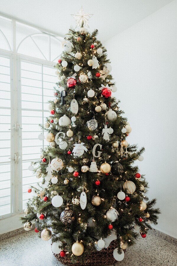 Como montar uma árvore de Natal perfeita com enfeites vermelhos e prateados Foto Unsplash