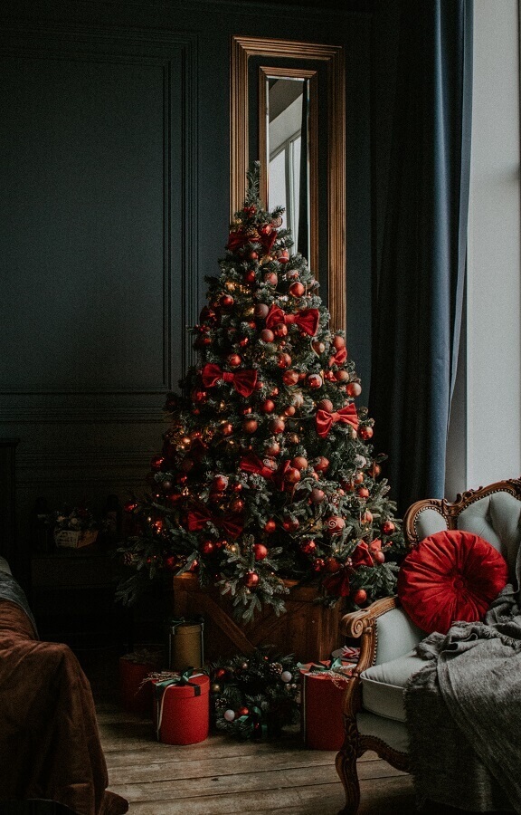 Como montar uma árvore de Natal perfeita e clássica com enfeites vermelhos Foto Unsplash