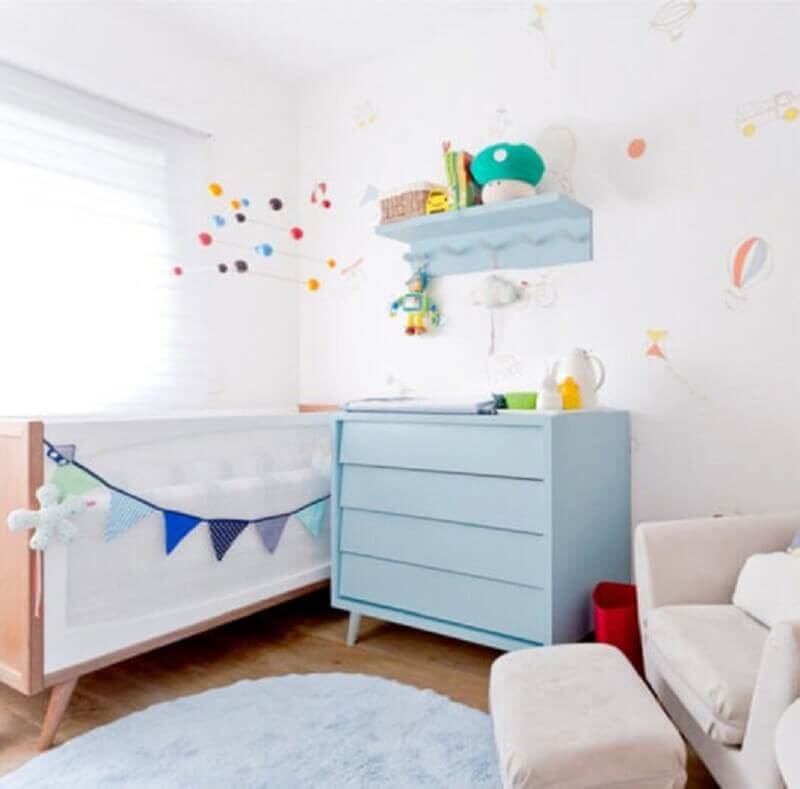 Cômoda azul pastel para decoração de quarto de bebê unissex branco Foto Ameise Design