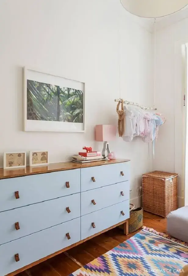 Cômoda gaveteiro para quarto de bebê com decoração simples Foto Alessandro Guimarães
