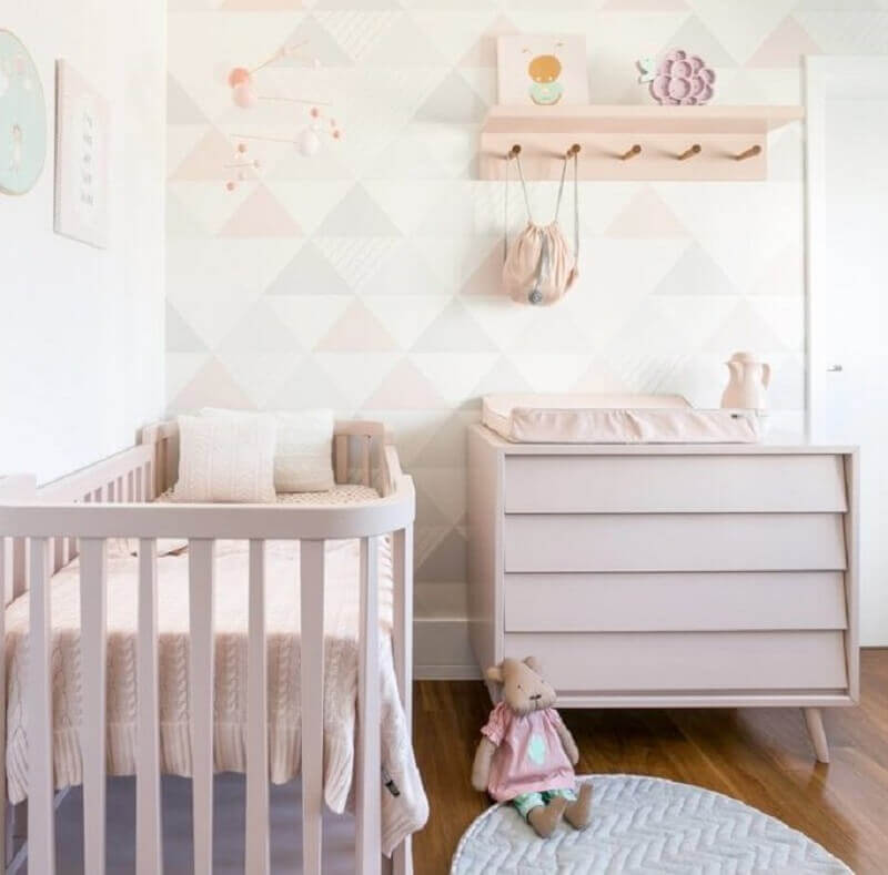 Cômoda gaveteiro para quarto de bebê feminino decorado em cores claras Foto Ameise Design