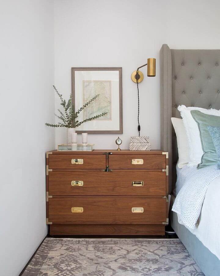 Cômoda gaveteiro para quarto de casal decorado com cabeceira cinza capitonê Foto Casa Vogue