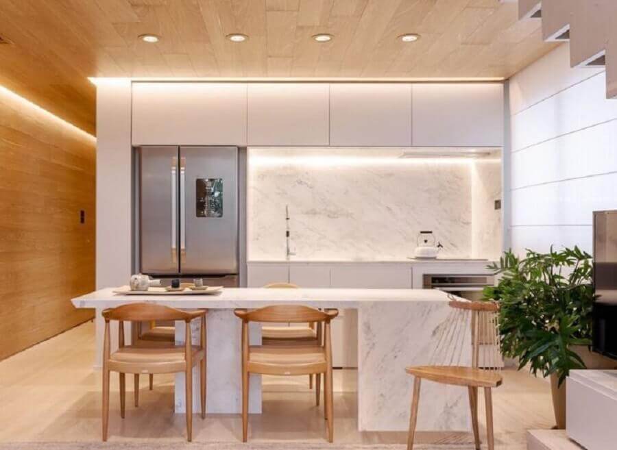  Cores claras para decoração de cozinha de luxo com ilha de mármore e cadeiras de madeira Foto Suite Arquitetos