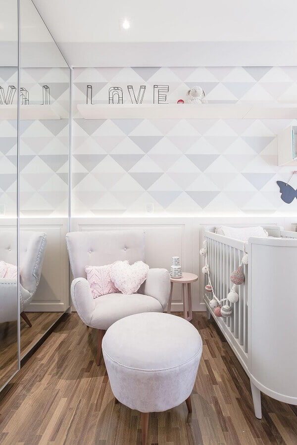  Cores claras para decoração de quarto de bebê unissex com papel de parede geométrico Foto Figueiredo Fischer