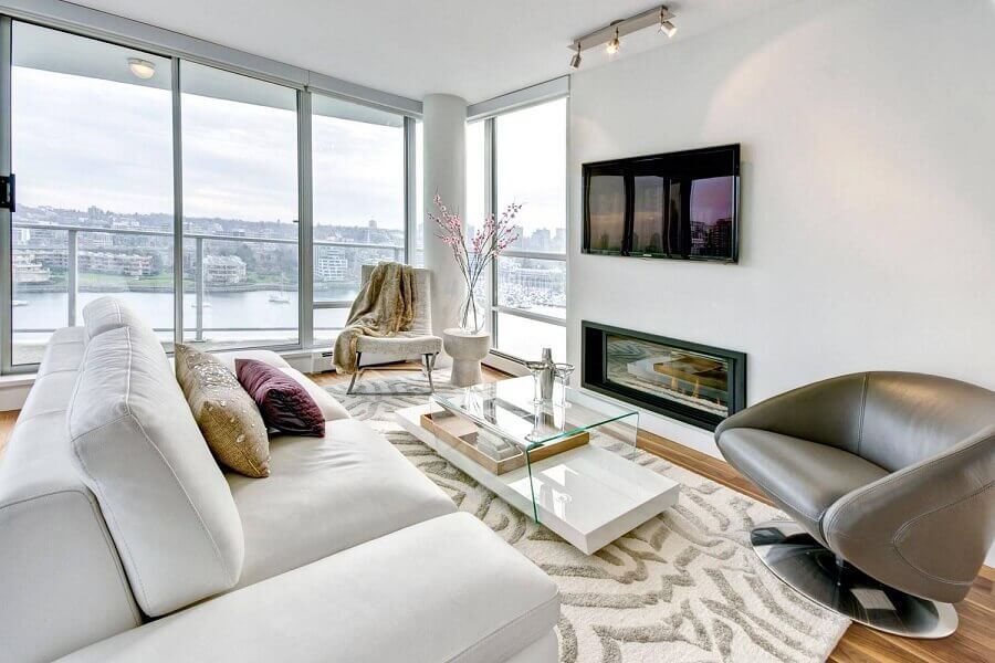 Cores de casas modernas com sala de estar branca decorada com poltrona cinza Foto Carsten Arnold Photography