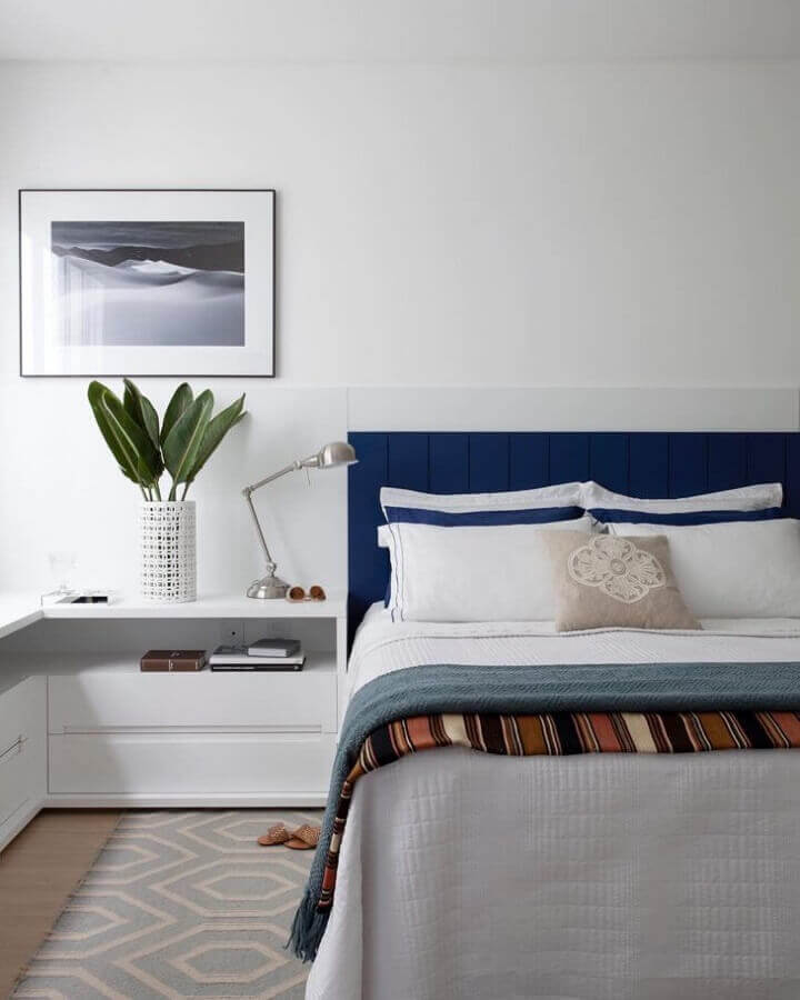 Cores de casas modernas decorada com cabeceira azul marinho para quarto branco Foto Juliana Pippi