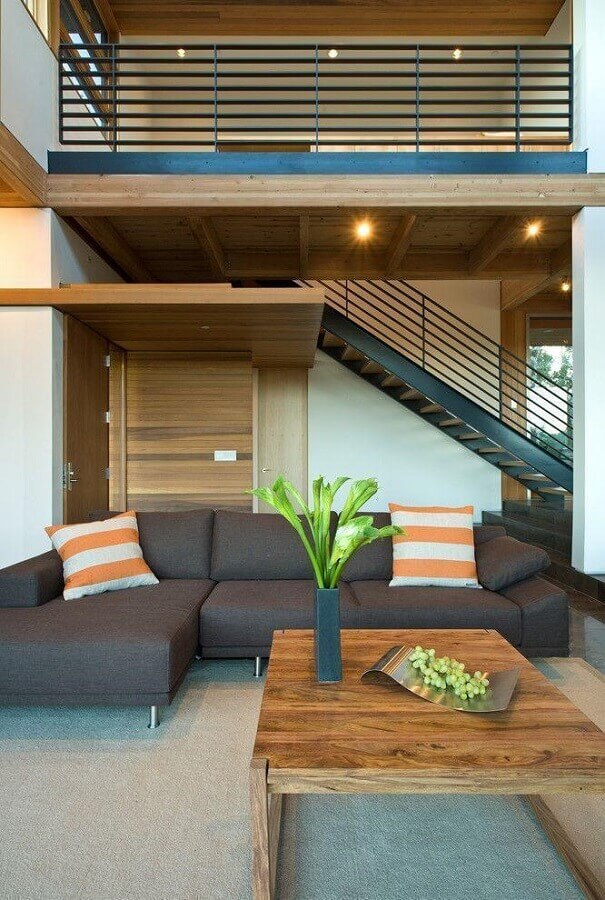 Cores de casas modernas decorada com sofa cinza e revestimento de madeira Foto Swatt Miers