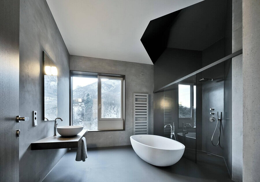 Cores de casas modernas para banheiro cinza decorado com banheira de imersão Foto Oskar da Riz Fotografie