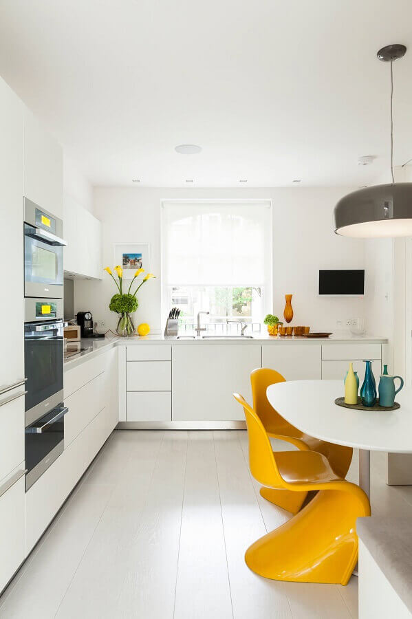 Cores de casas modernas para decoração de cozinha branca com cadeiras amarelas Foto Loft LAB