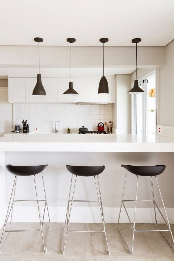Cores de casas modernas para decoração de cozinha branca com pendentes pretos Foto GF Projetos
