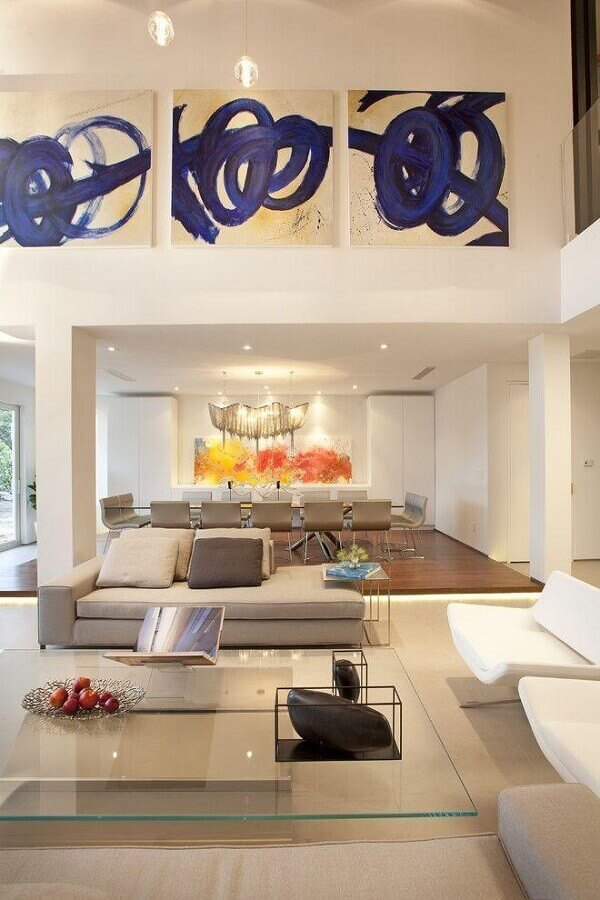 Cores de casas modernas para sala branca grande decorada com mesa de centro de vidro Foto Dkor Interiors Inc