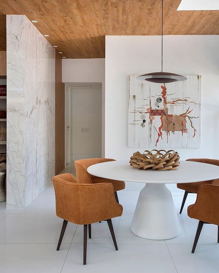 Cores de casas modernas para sala de jantar branca decorada com cadeiras e teto em tons terrosos Foto Babi Teixeira