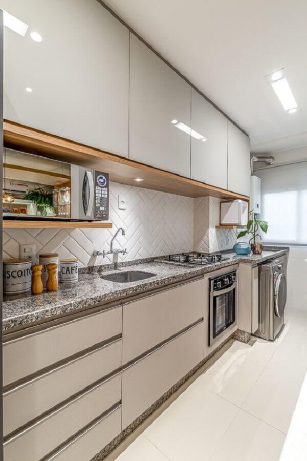 Cores neutras para decoração de cozinha planejada com azulejo branco Foto RP Guimaraes