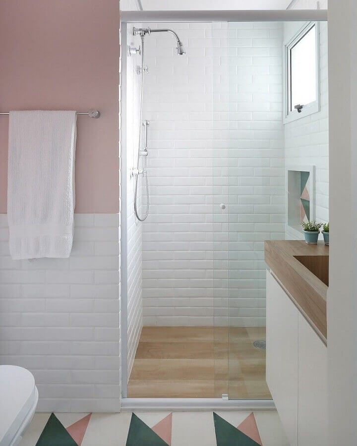  Cores pastéis para decoração de banheiro pequeno com azulejo branco Foto Decor Fácil